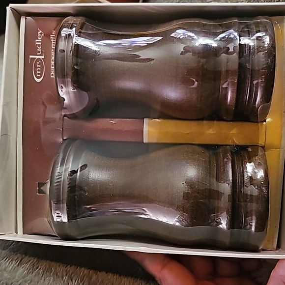 NEW VINTAGE Mr. DUDLEY WOODEN PEPPER MILLS / SALT SHAKER - Picture 6 of 6